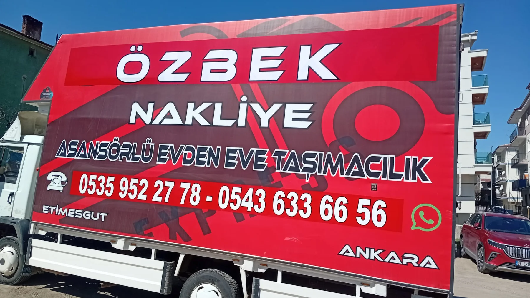 Özbek Nakliyat firmasının Ankara Etimesgut yazılı kırmızı nakliye aracı